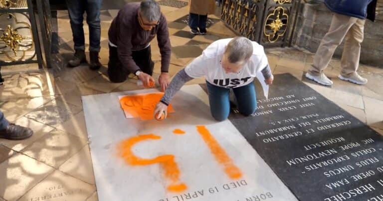 Vandalizaron con tiza la tumba de Charles Darwin en una protesta ambientalista
