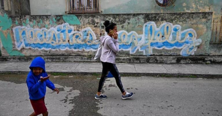 «Necesitas ser feliz», un grafiti que resuena en las calles de La Habana