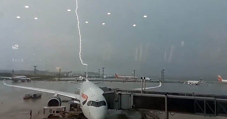 El impresionante video del momento exacto en el que un rayo impacta en un avión en Brasil
