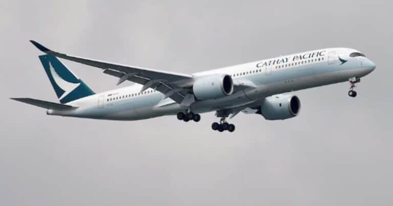 El curioso caso del avión que despegó en 2025 y aterrizó en 2024