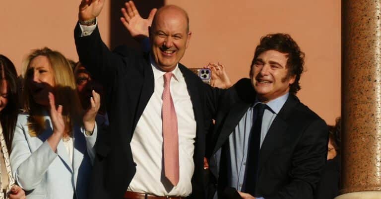 Tras echar a 36.000 empleados, ahora el Gobierno congela la planta del sector público nacional