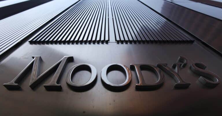 Moody’s mejoró la nota para que las empresas puedan financiarse, pero mantiene el aplazo a la deuda pública