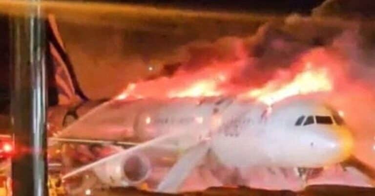 Un avión se prendió fuego a punto de despegar en Corea del Sur: las imágenes del dramático momento