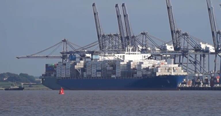 Un barco a la deriva y 1.300 contenedores de cerezas: la historia detrás del enigma