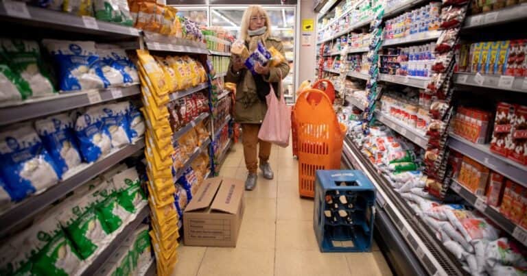 Se reglamentó y desde hoy los precios pueden mostrarse en dólares y en otras monedas: cómo funcionará el sistema