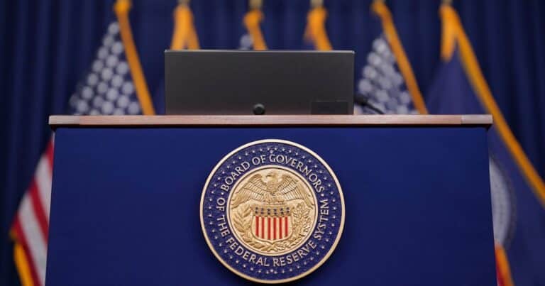 La Fed mantiene las tasas de interés sin cambios, sin ceder a las presiones de Donald Trump