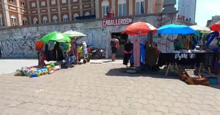 Denuncia penal para desalojar la feria ilegal de la rambla de Mar del Plata que funciona con la venia de Axel Kicillof