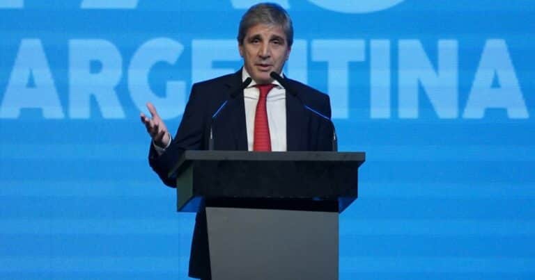 Luis Caputo, contra los gobernadores que reclaman bajar retenciones: «No necesitamos que nos recuerden que vinimos a sacar impuestos»