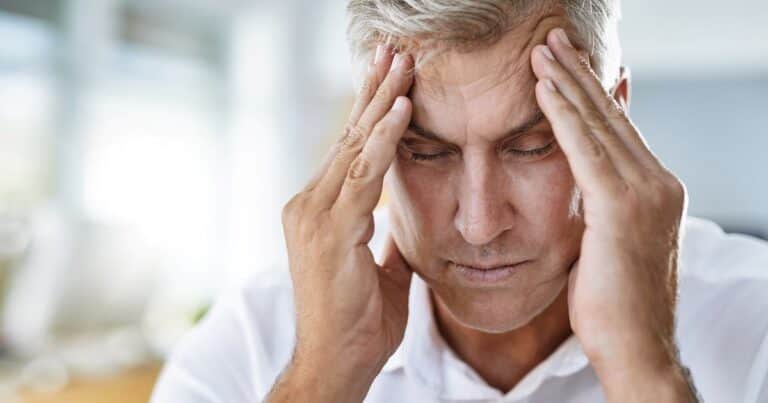 Cuál es el dolor de cabeza más peligroso en mayores de 50 años, según un prestigioso neurólogo de la Clínica Mayo