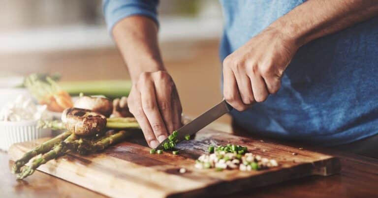 Cómo limpiar y desinfectar tablas de cortar de madera y plástico