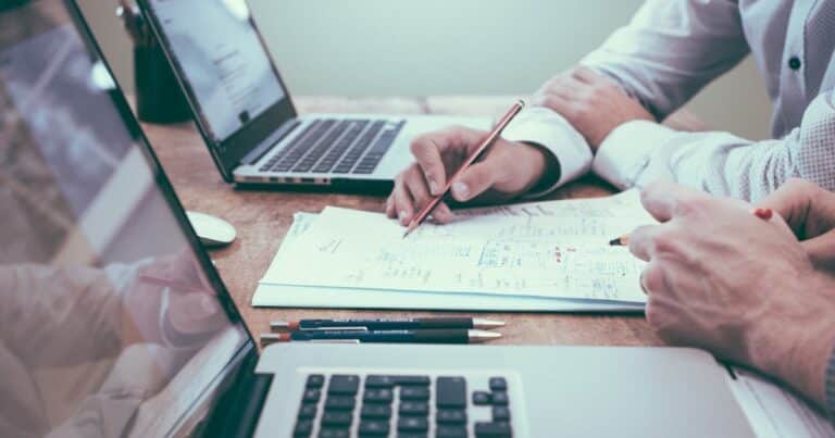 Los CEO argentinos dejan de preocuparse por la macro: ven crecimiento para 2025 marcado por dos «mega tendencias»