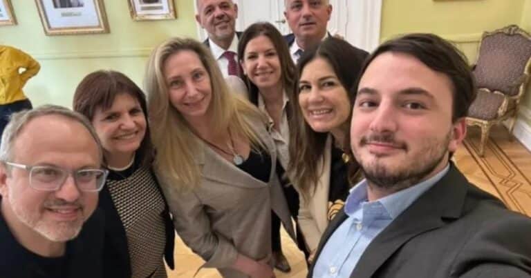 Antes de que Macri reúna a la mesa del PRO, los legisladores porteños de Bullrich se fusionan con LLA