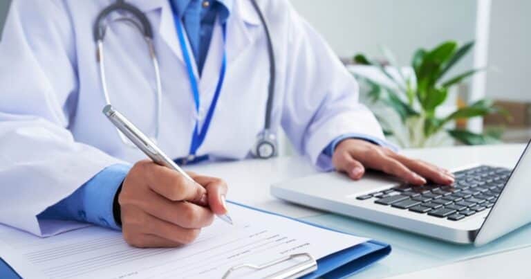 Nuevas prepagas, desregulación de remedios y medicina «on demand»: tendencias en el negocio de la salud para 2025