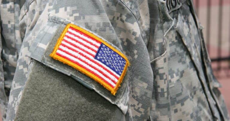 ¿Por qué los soldados estadounidenses usan la bandera al revés en su uniforme?