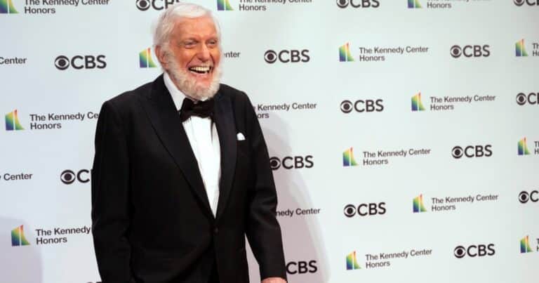 A sus 99 años, Dick Van Dyke revela el secreto de su longevidad: «Por eso no me acelero tanto»