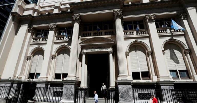 En una rueda con el dólar quieto, el Banco Central volvió a vender divisas