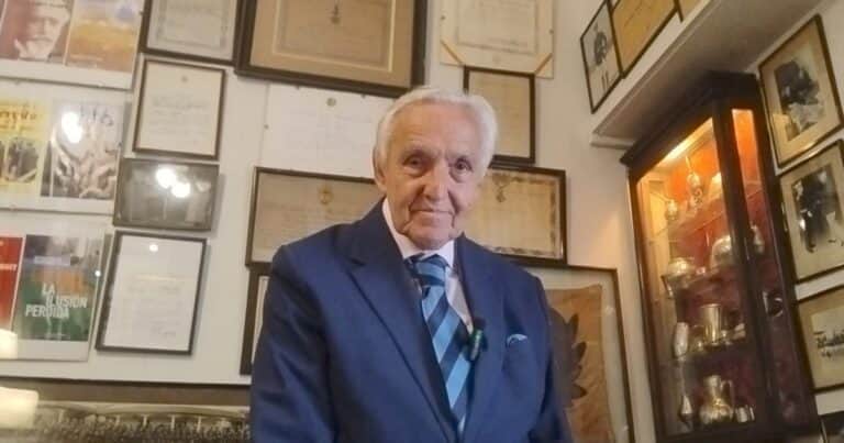 La otra cara de Rosendo Fraga: es coleccionista de documentos con más de 200 años, sables y armas antiguas