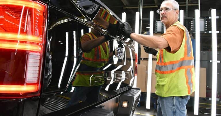 La industria cayó 6,2% en 2024, pero la suba de diciembre anticipa que este año habrá crecimiento