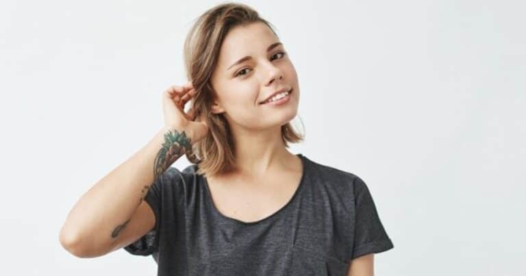 ¿Qué significa tocarse la oreja al hablar, según la psicología?