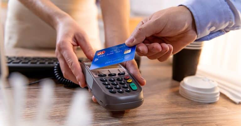 Pagos en dólares con tarjeta de débito: para cadenas y comercios es una «herramienta más»