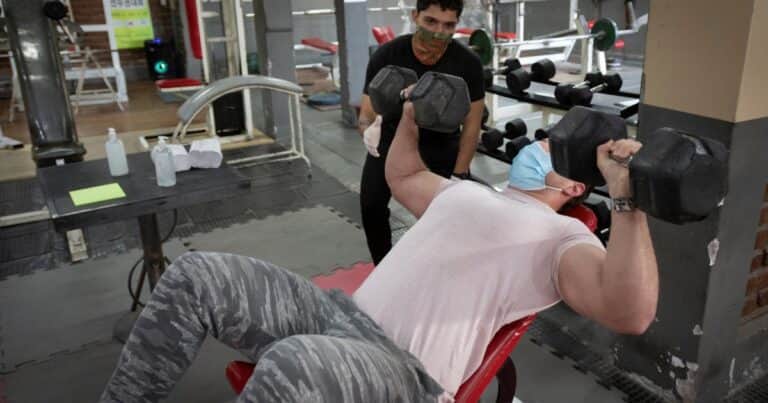 Cómo combinar pesas y cardio en el gimnasio para bajar de peso rápido