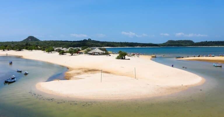 La paradisíaca playa de Brasil que es conocida por desaparecer: cuándo conviene viajar