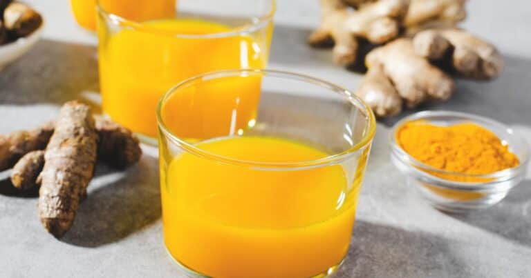 Qué pasa en el cuerpo al tomar agua refrescante de cúrcuma antes de dormir