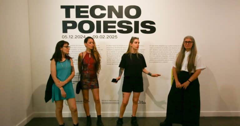 Esculturas vivientes y cyborgs en ‘Tecnopoiesis’, la muestra que imagina el cuerpo y la naturaleza del futuro