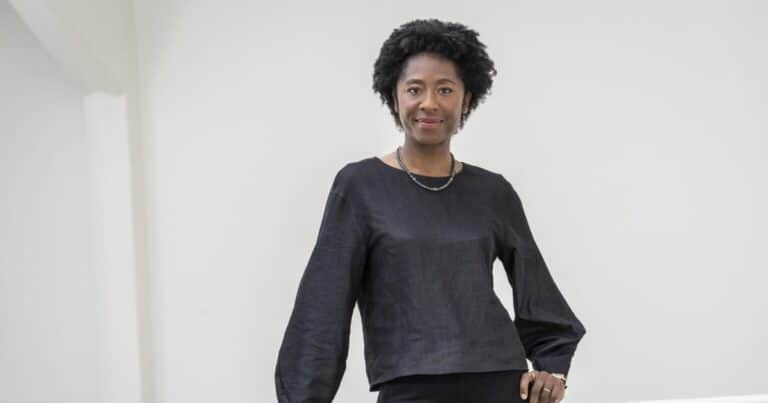 Naomi Beckwith: una curadora estadounidense toma el timón en la atribulada documenta