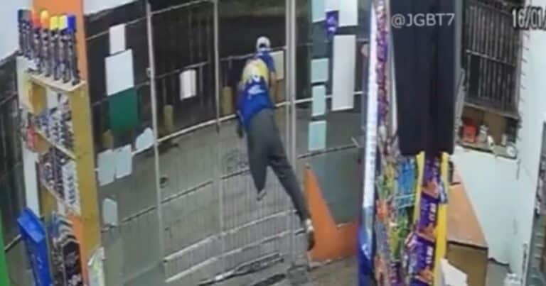 Insólito robo en el GBA: un ladrón con una pierna amputada trepó la reja de un kiosco y en menos de un minuto escapó con plata y un celular