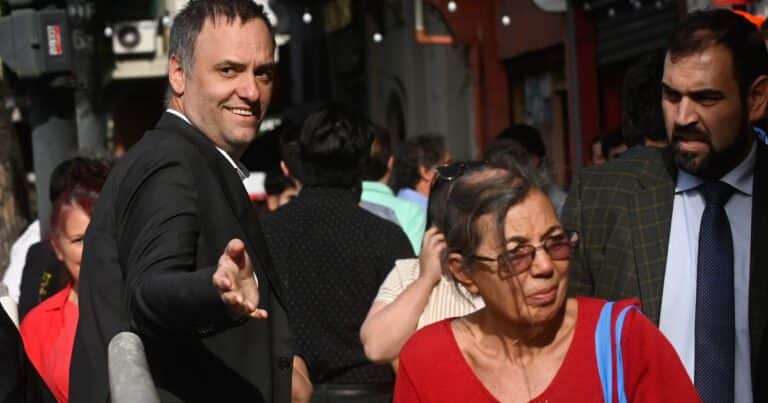 Cruces en la comunicación oficial: la «guerra fría» entre Adorni y Serenellini y la batalla por un presupuesto de $25 mil millones