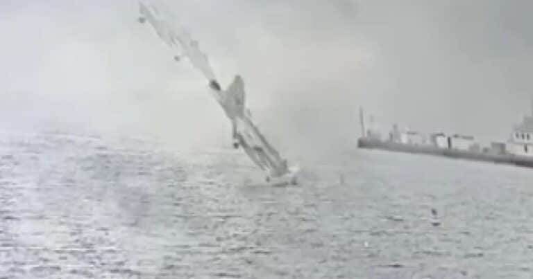 Video: el dramático momento en el que un avión se estrella en la Bahía de San Diego