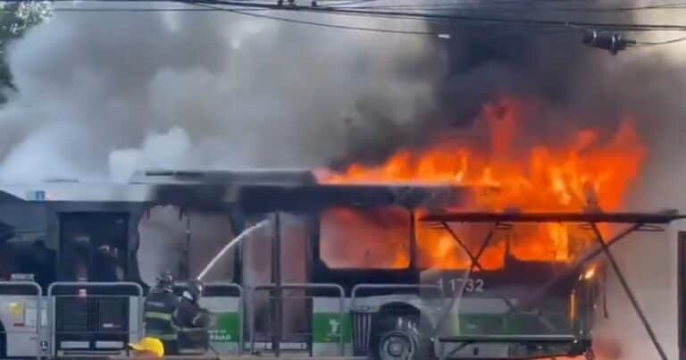 Tragedia en Brasil: dos muertos al estrellarse una avioneta contra un colectivo en una avenida de San Pablo