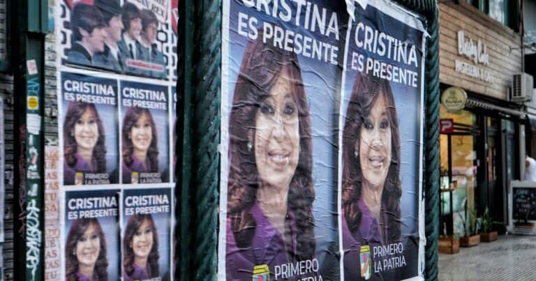 Los misteriosos afiches de Cristina Kirchner para responder al desafío de Axel Kicillof en el PJ