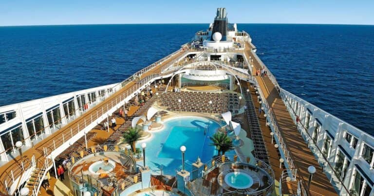 Desaparece un camarero en pleno crucero hacia Brasil: la Armada intensifica la búsqueda