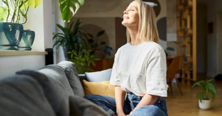 Qué dice la psicología sobre pasar todo el fin de semana en casa