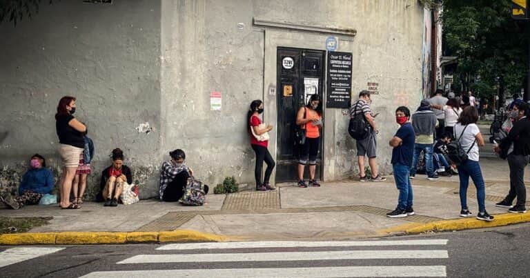 Por la baja de la inflación y el fuerte aumento de la AUH, se redujo la pobreza en la segunda mitad de 2024