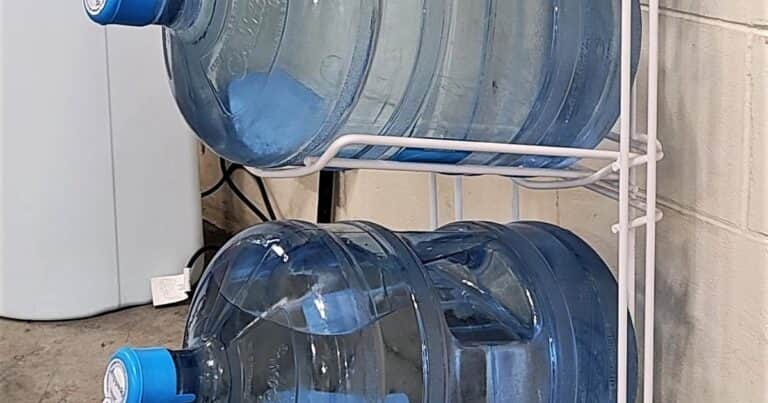 Cómo levantar y trasladar un bidón de agua sin lesionarte la espalda: el video que se viralizó en redes