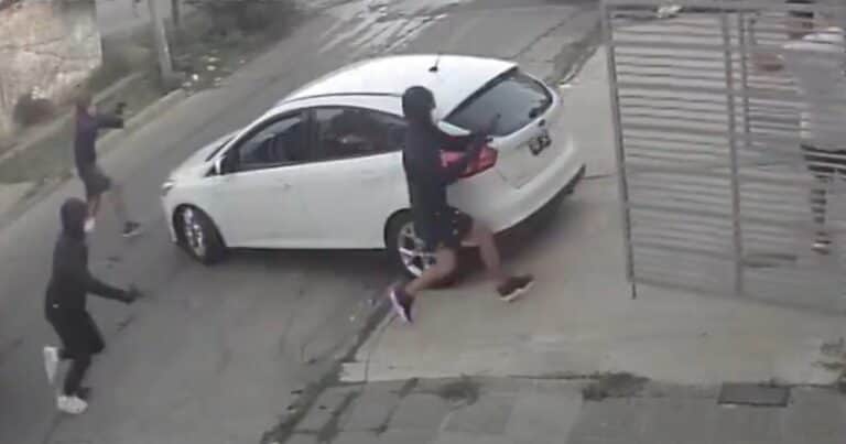 «¡Acaban de robar!»: un móvil de TV cubría un hecho de inseguridad en El Palomar y ocurrió otro en vivo a sus espaldas
