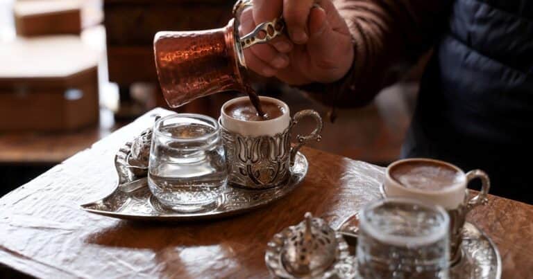 ¿Tomarse un café ya es un lujo? Argentina tiene el pocillo más caro de la región y podría subir más por el alza internacional