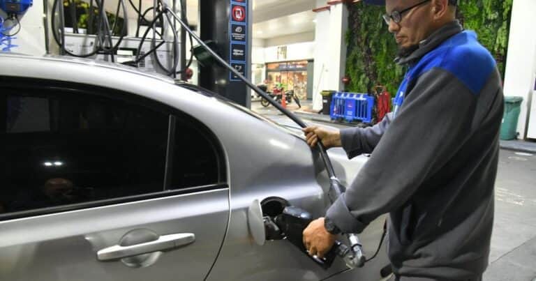 Volvió a aumentar la nafta y el gasoil: YPF subió 2% el precio de sus combustibles