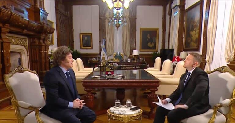 «No reaccioné como tendría que haber reaccionado»: Jonatan Viale habló del momento en que Santiago Caputo interrumpió la entrevista a Javier Milei