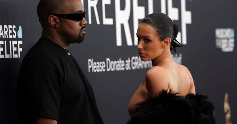 Qué hablaron Kanye West y Bianca Censori antes del destape en los Grammy, según una experta en lectura de labios