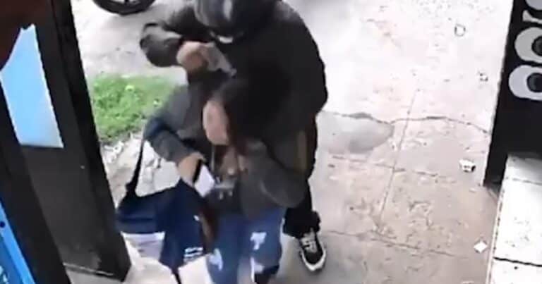 «Matala, matala»: esperaba el colectivo en una ‘parada segura’ en Merlo y motochorros le apuntaron en la cabeza para robarle el celular