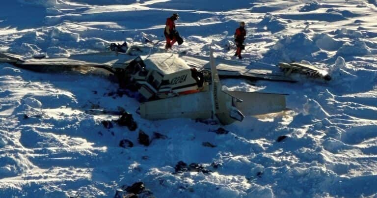 Destrozada sobre el hielo y sin sobrevivientes: así encontraron a la avioneta que había desaparecido en Alaska