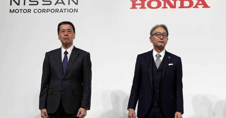 Pese a las dudas, Nissan dice que sigue adelante con la fusión con Honda