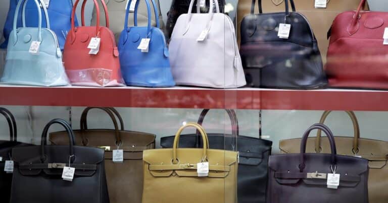 Walmart puso a la venta la imitación de una cartera de lujo y causa furor por su precio