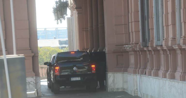 El Gobierno dice que Javier Milei fue “estafado” por los traders, evalúa denunciarlos y descarta cambios