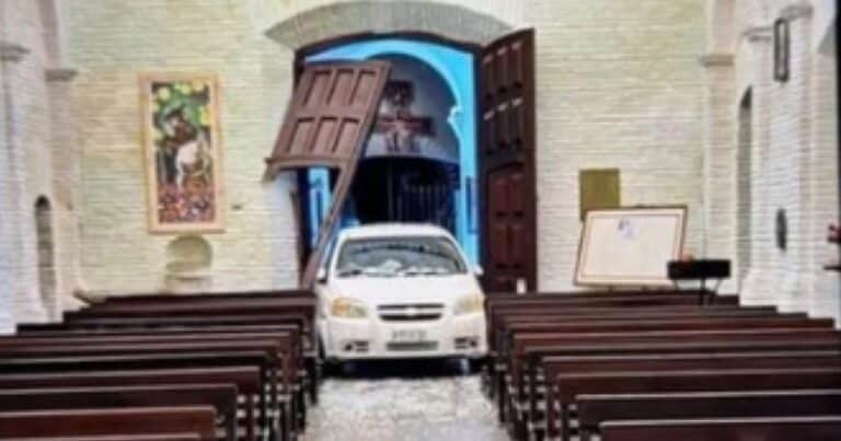 «¡Dios, dios!»: se descompuso al volante e incrustó su auto contra una iglesia