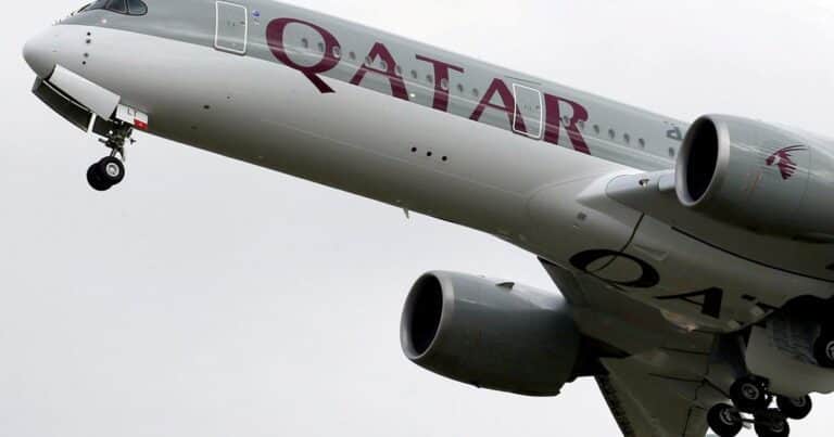 Una pareja es obligada a sentarse junto al cadáver de una mujer durante un vuelo de 15 horas